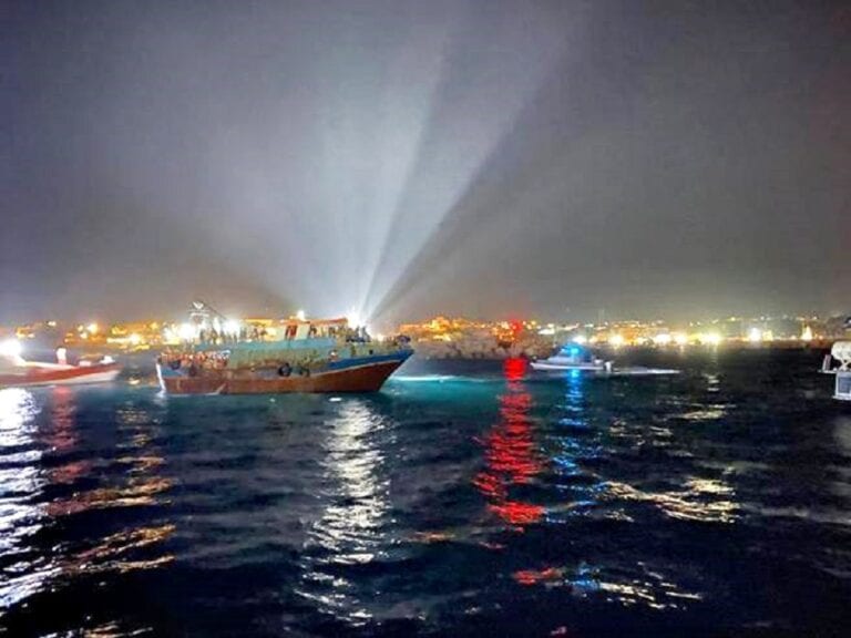 Migranti, sbarchi a raffica nella notte a Lampedusa: hotspot al collasso