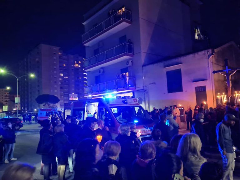 Palermo, palo della luce si abbatte in strada: una donna ferita