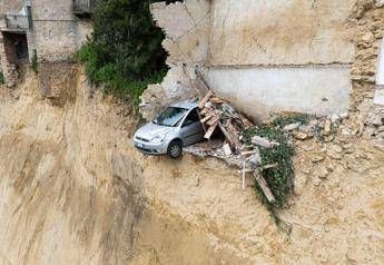 Niscemi, auto in bilico precipita nel burrone: era il simbolo della frana